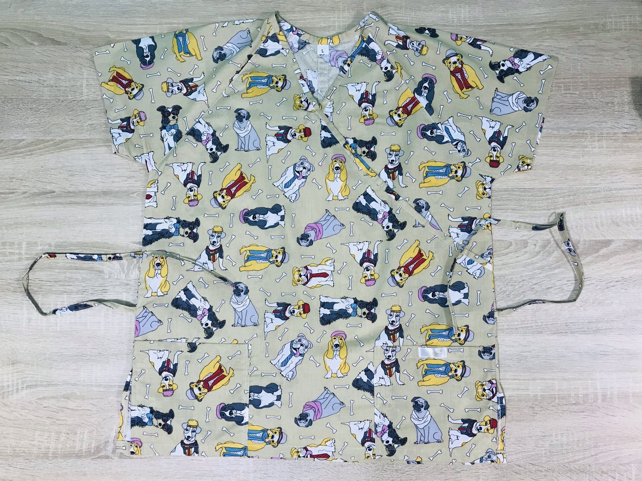 Orvosi-nővérke tunika - drapp csont kutyás - maszk - orvositunika.hu