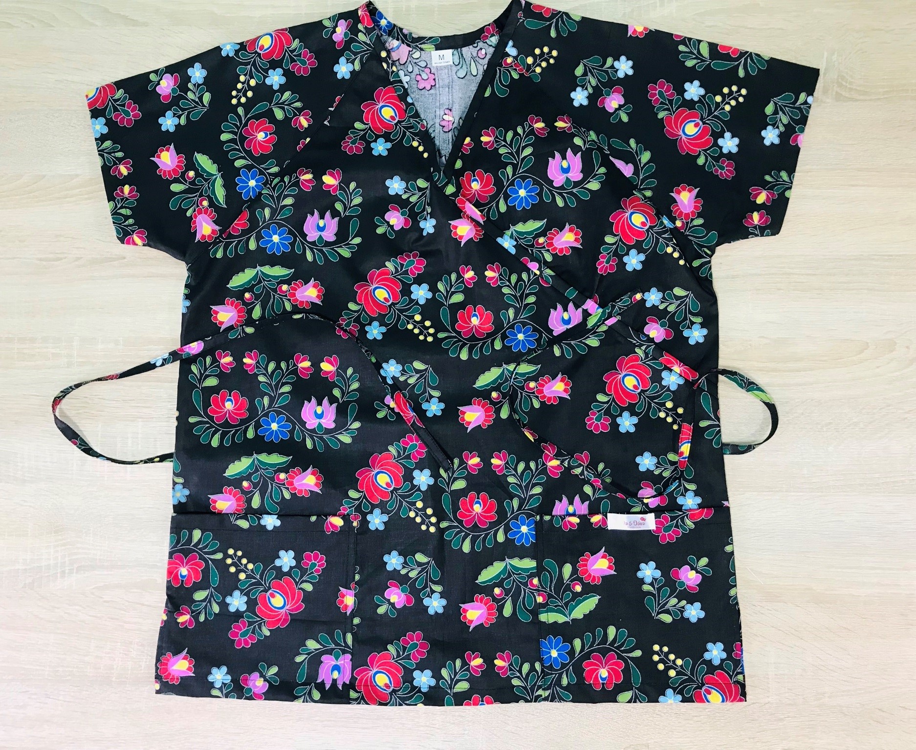 Orvosi-nővérke tunika - fekete matyó mintás - maszk - orvositunika.hu