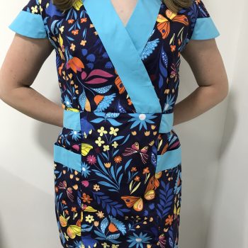 mintás Női karcsúsított tunika - sötétkék lepkés