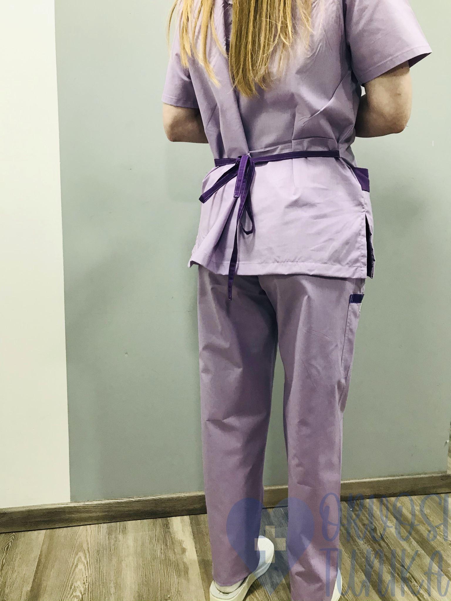 egyszínű lila orvosi nadrág hátulról