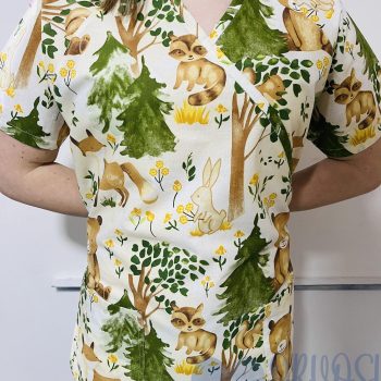 mintás Orvosi-Nővérke tunika - Fenyőfás erdei állatos