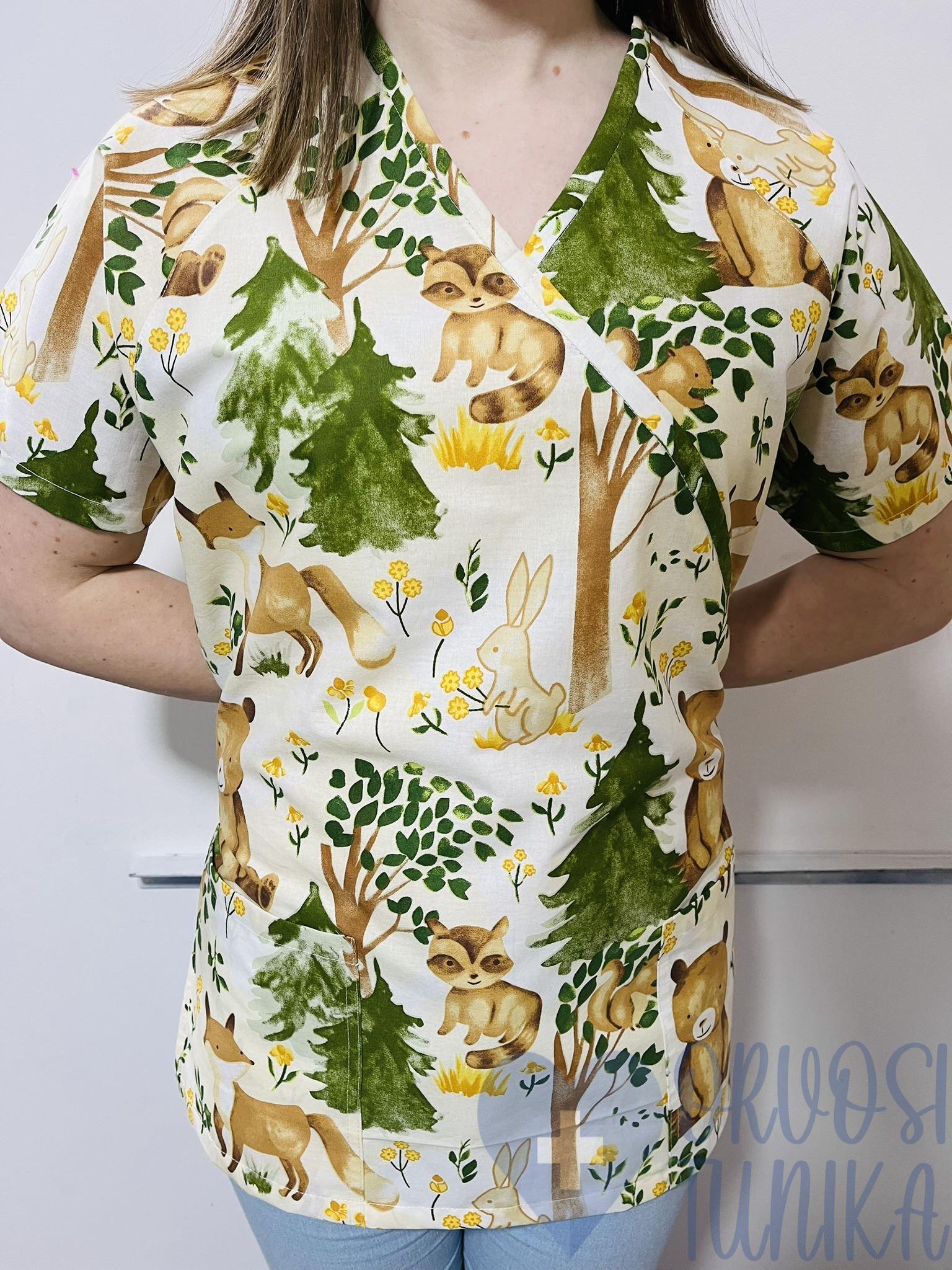 mintás Orvosi-Nővérke tunika - Fenyőfás erdei állatos