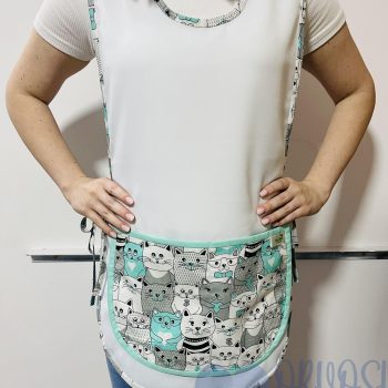 Fehér lapköpeny – menta-szürke cicás