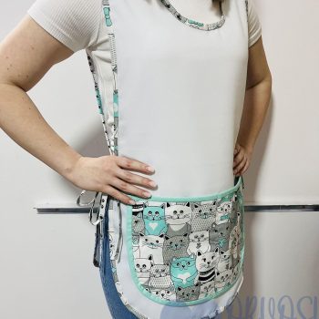 Fehér lapköpeny – menta-szürke cicás oldalról