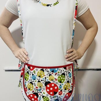 Fehér lapköpeny – színes katicás